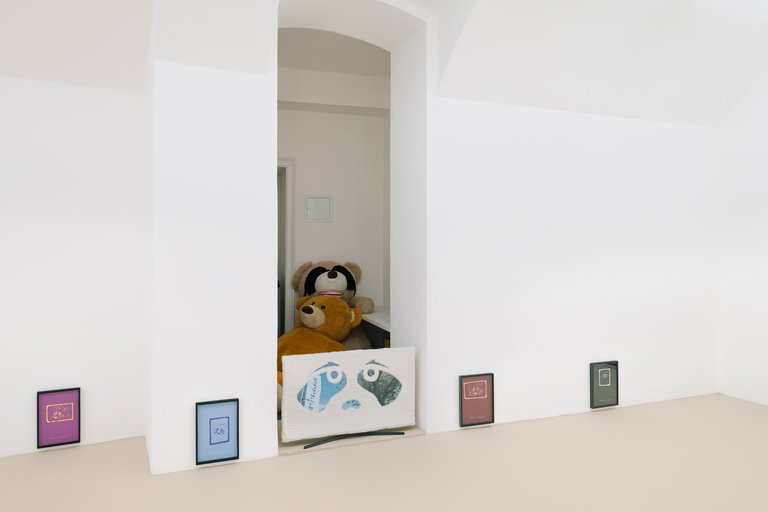 Philipp TimischlHOSTILE HABITS DOMESTIC MONUMENTS, CLASS DRAG, 2017Installation viewLayr Seilerstaette, Vienna