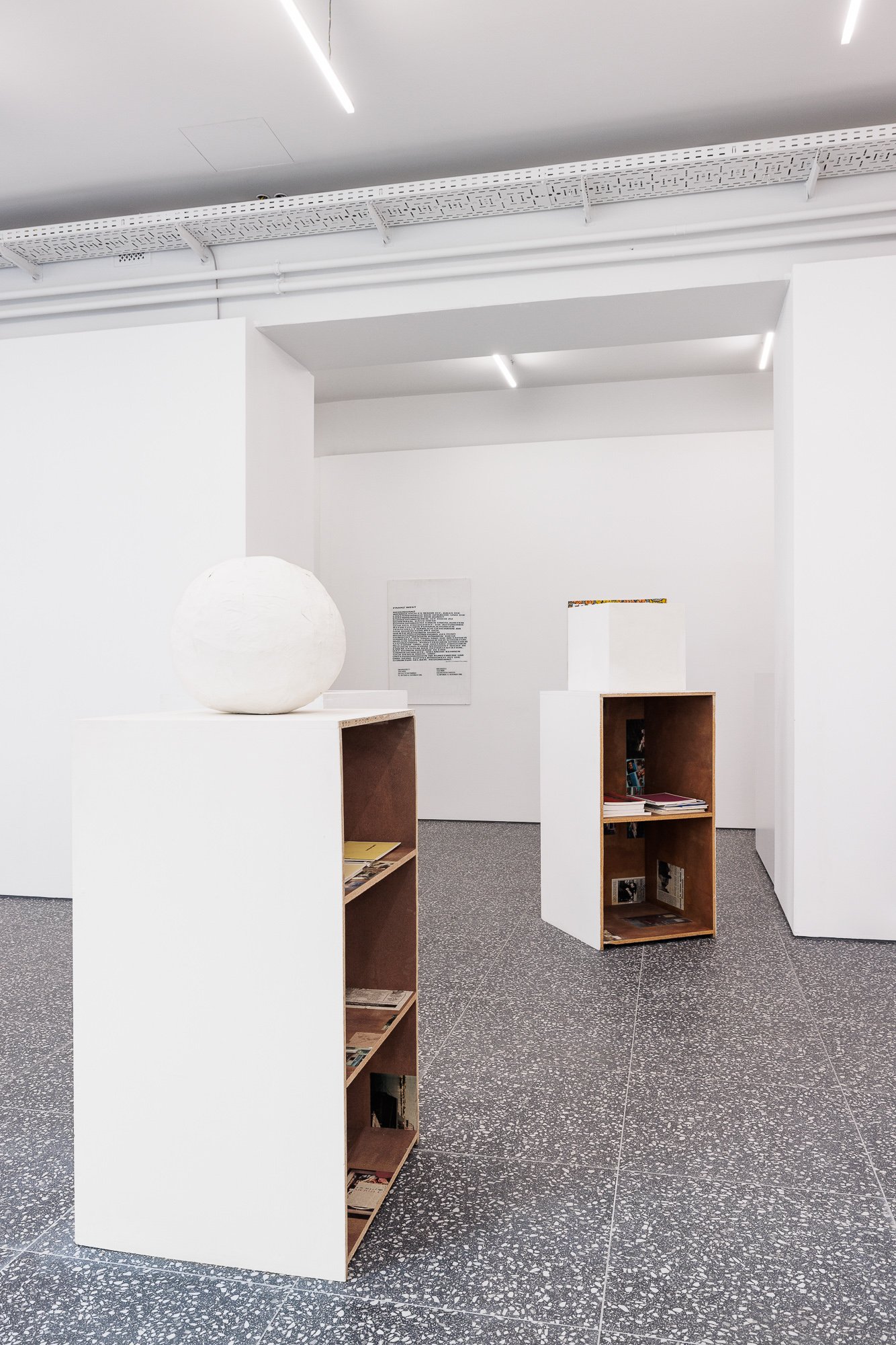 Franz WestPièce pour 6 étudiants, 1995Wood, papiermaché, various objectsVarious dimensions