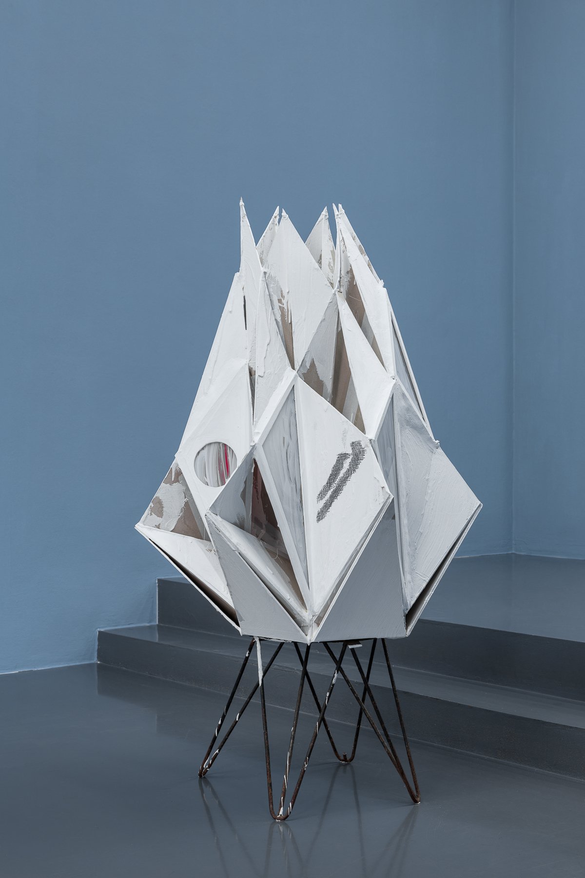 Tillman KaiserOben Offen, 2020Cardboard, glass, dispersion paint, cotton thread230 x 82 x 82 cm