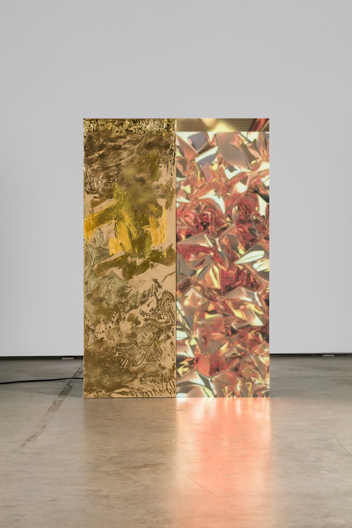 Philipp TimischlHard workers (Gold &amp; Gold), 202124k gold leaves, gold effect spray paint and acrylic paint on canvas, LED panels, metal truss, media player, video 00:03:30150 x 100 x 50 cm