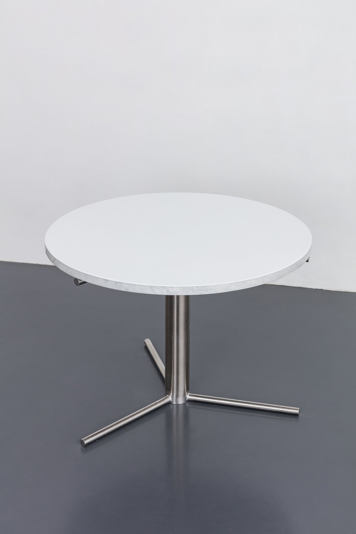 Benjamin HirteUntitled, 2022Stainless steel, Marble, lacquer60 x ø 90 cm