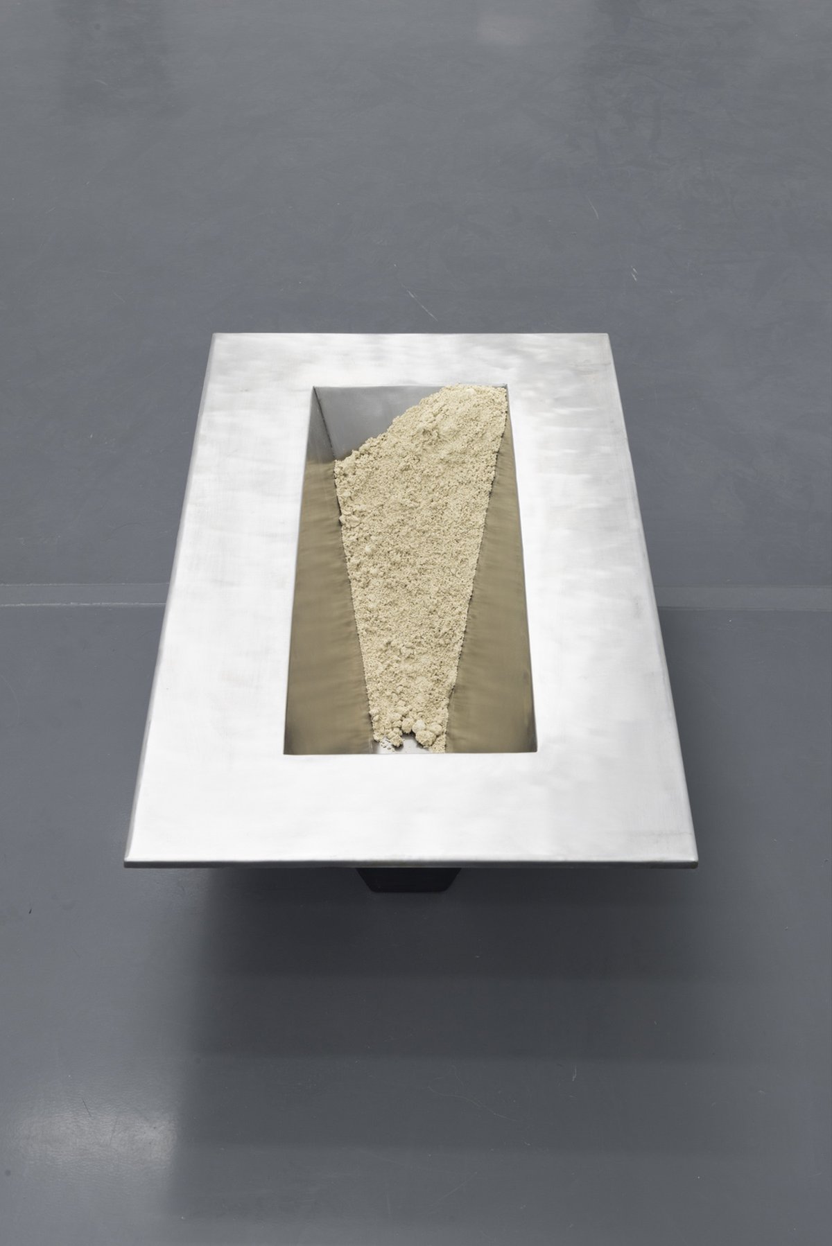 Lena HenkeIhre Spülküche, 2016Metal, sand, silicone98.5 x 53.5 x 30 cm