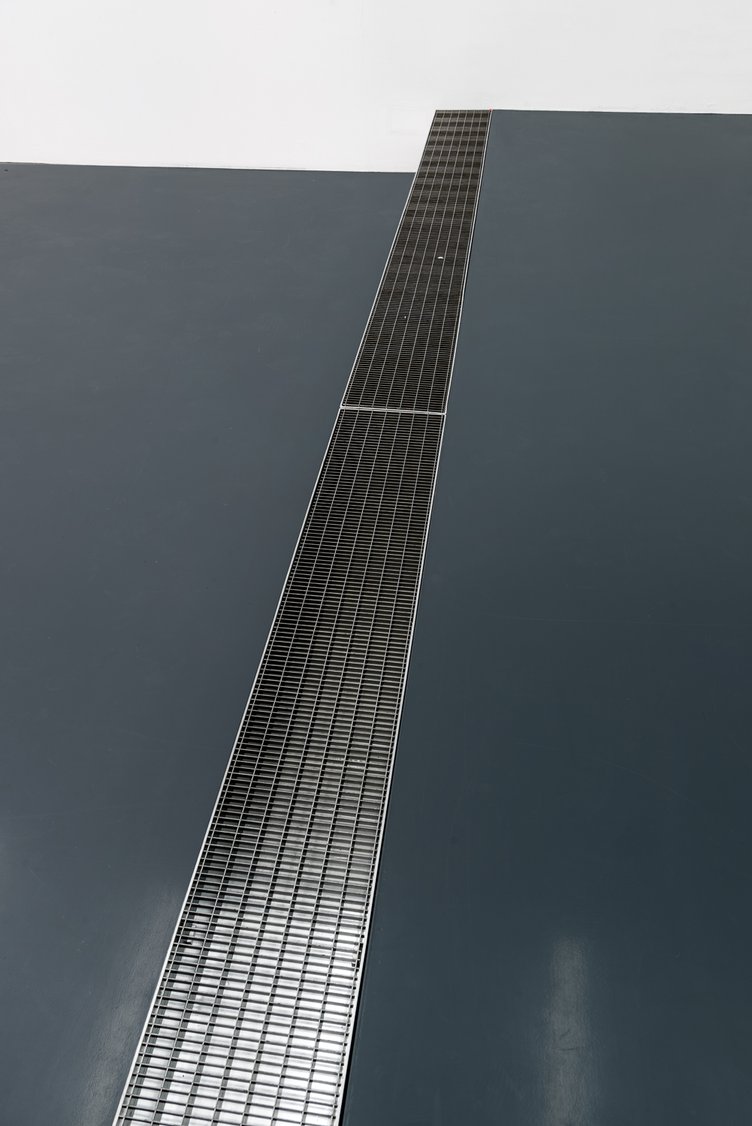 Benjamin HirteGutter/Rinne, 2017Aluminium, steel, various materials18 x 250 x 25 cm