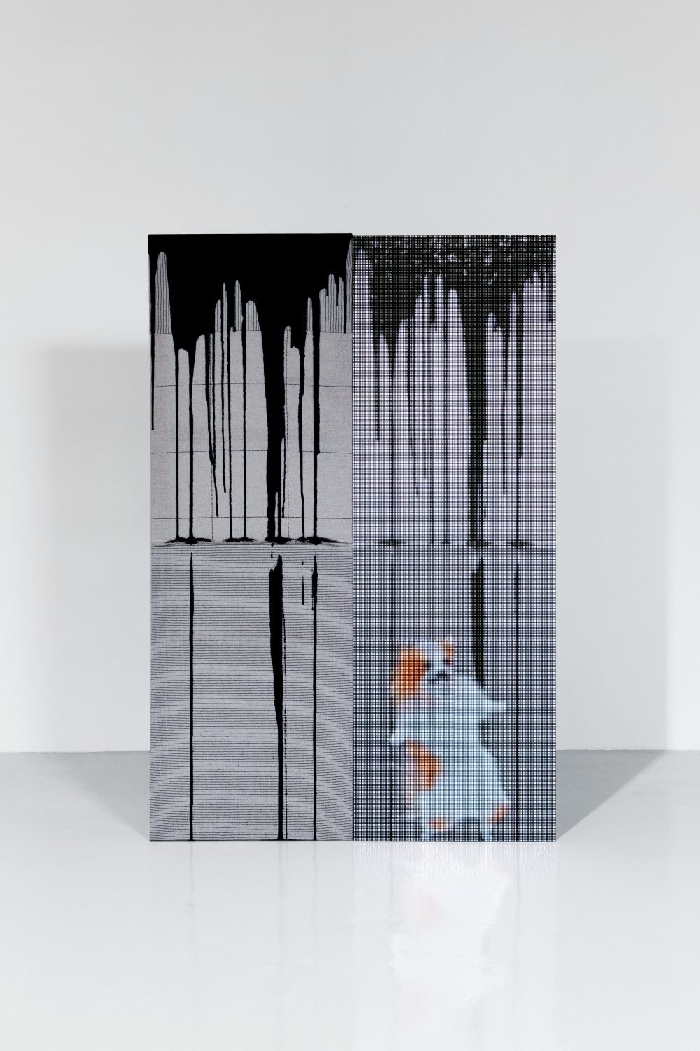 Philipp TimischlDrip / Drop, 2020Acrylic paint on canvas next to led panels, media player, video 00:05:00150 x 100 x 50 cm