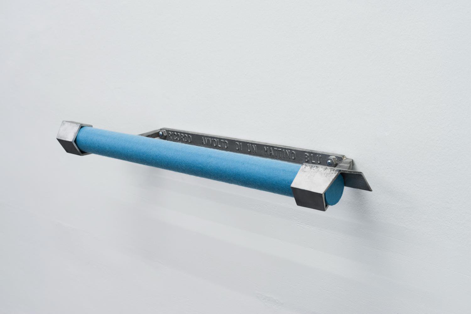 Gina PaneSouvenir enroulé d&#x27;un matin bleu, 1969Blue felt, wood and aluminium8 x 90 x 30 cm